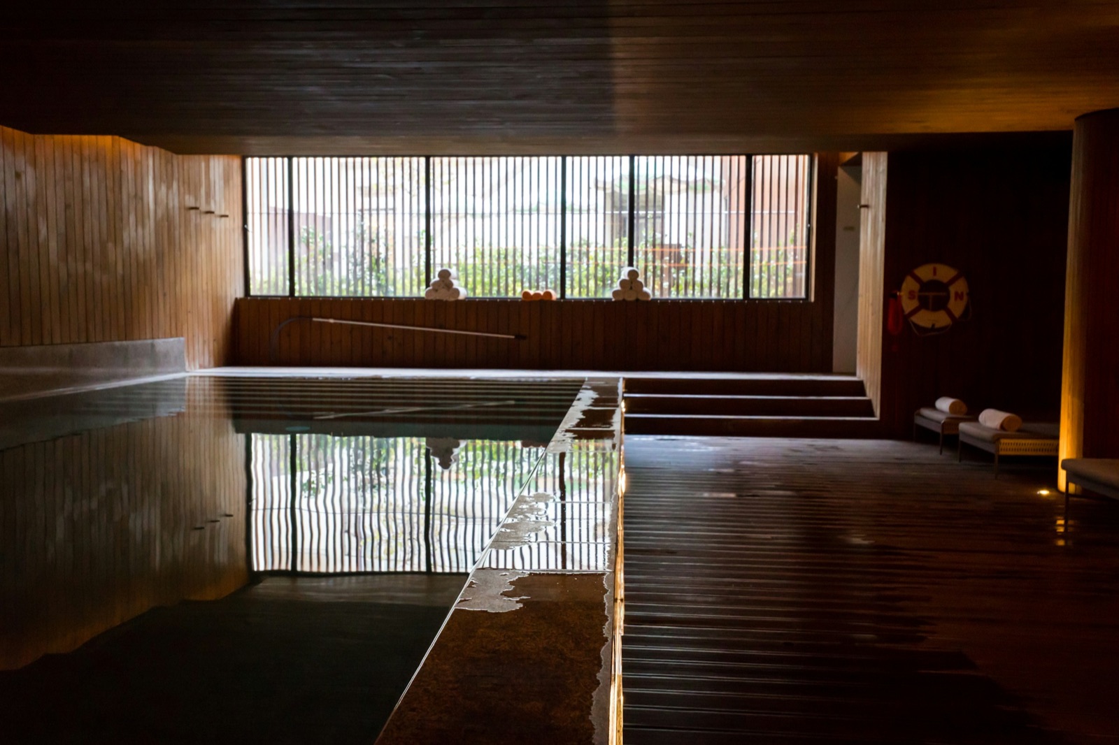 Stimmungsvoller dunkler Spa-Bereich
